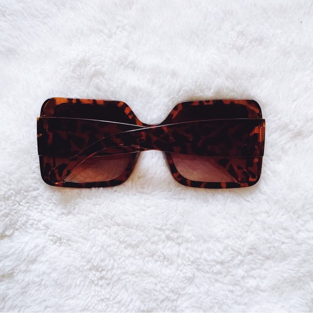 Junia Tortoise Brown Oversized Sunglasses - Picture 11 of 11